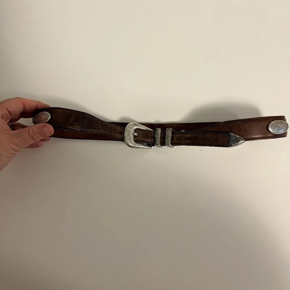 Women`s Small Silver Conch BROWN LEATHER BELT with Buckle EUC Size 32